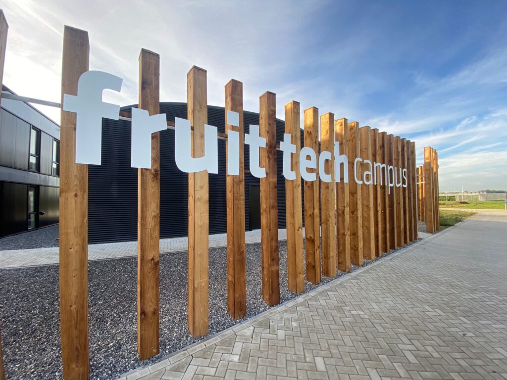 Fruit Tech Campus_Signing_Buiten