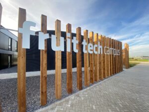 Fruit Tech Campus Signing Buiten